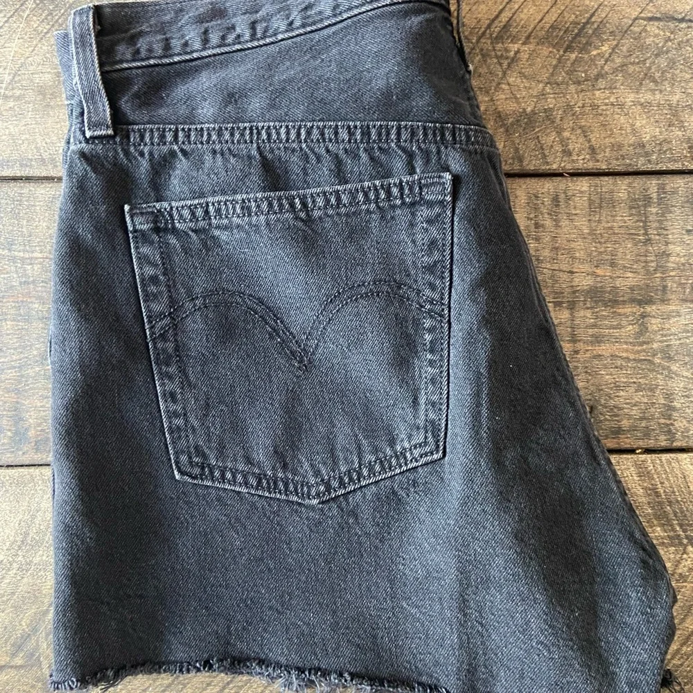 Womens Levi Shorts - Picture 3 of 5